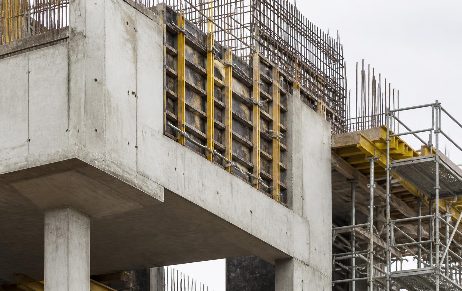 Detalhe construtivo: fôrmas, armaduras e concreto aparente em obra