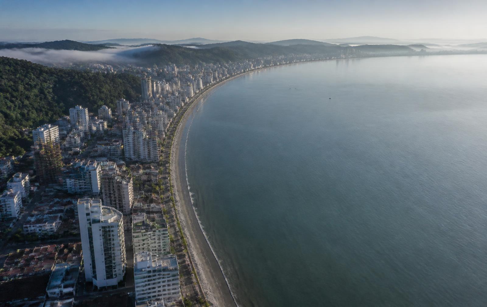 Vista aérea da orla de Itapema, Santa Catarina, com ocupação urbana ao longo da praia